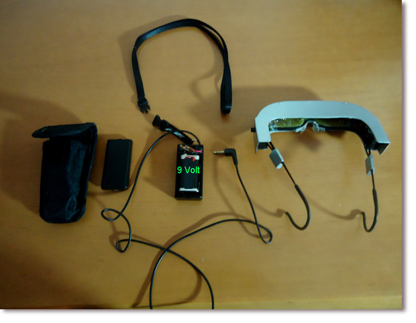 Empfohlen wird ein handelsblicher 9 Volt-Block Akku, Minimum 200 mA.